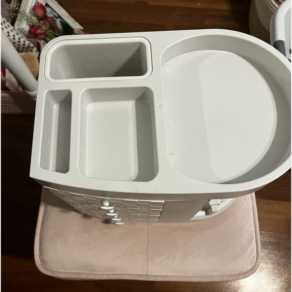 Makeup/ Skincare Holder!!🤍🧖🏼‍♀️ - Picture 3 of 6